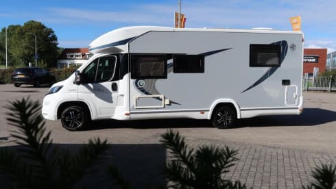 Luxuriously equipped 4-person Chausson