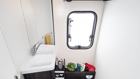 2022 Luxury 5 Berth Motorhome 