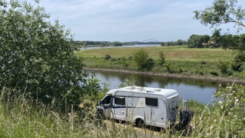 Vrije Vogels – Young luxury Knaus Sky Ti with bicycle carrier + large garage + camera