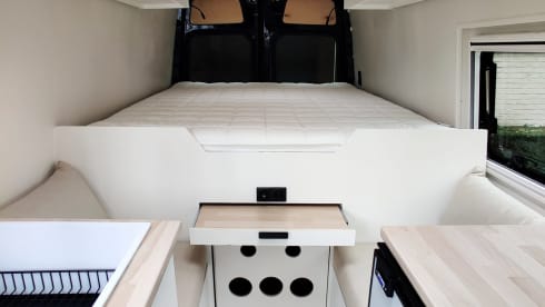 The Beast  – Beautiful, luxurious converted Sprinter L4 H2