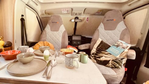 Comfort 5.9 – Carado Semi-Integral 2-4 persons Compact