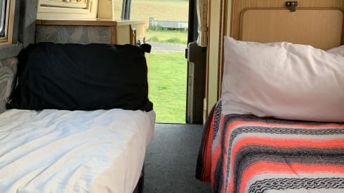 Cyril – Luxury off grid retro camper toilet hot shower 