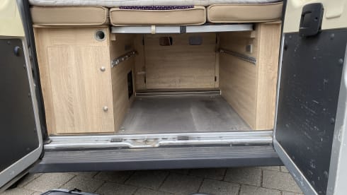 Igor – Tough Luxury Pössl/Clever campervan 2+1p Off-grid