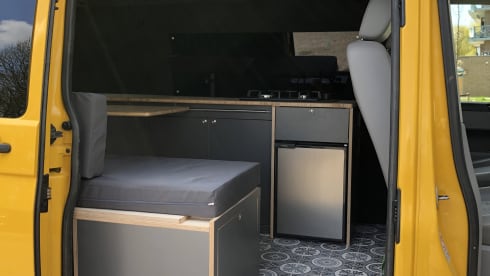 Het gele geluk 💛 – VW T5 yellow bus with modern interior