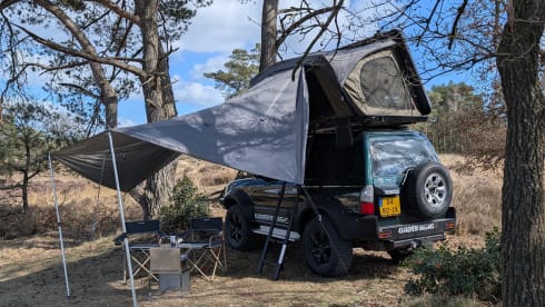 Cool Toyota Landcruiser with 2-person roof tent, unlimited km!