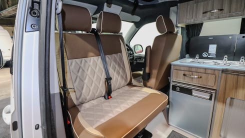 Vanellope – Vanellope – Camper moderno VW T6.1 (2020), conforme alla normativa ULEZ, 4 posti letto