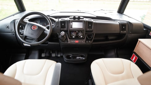 Spacious integral camper for 5 people