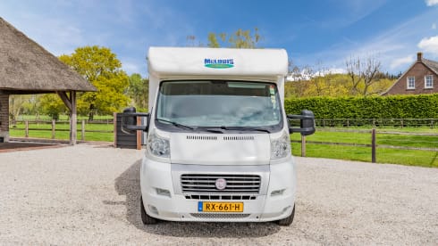 Neat 3-person camper, XXL garage, reversing camera, air conditioning
