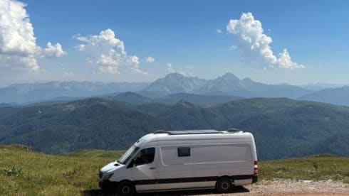 Zweisitziger Mercedes-Benz Bus aus dem Jahr 2016