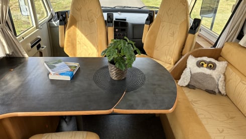 Discover freedom with our fresh Hymer B 584 – with bar layout, lifting bed 