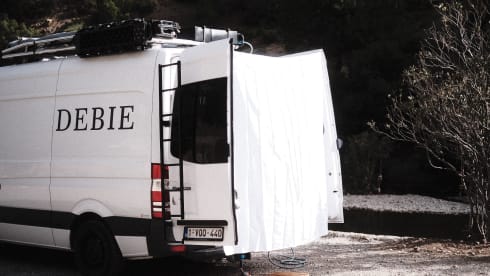 Debie The Van – Zelfbouw Mercedes Sprinter surf bus