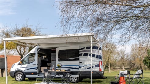 Hugo Away – Ford Transit Jumbo (Insurance included)