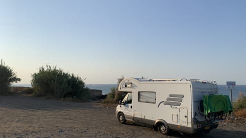 Hymer – Nice Hymer (alcove) camper with air conditioning and cruise control