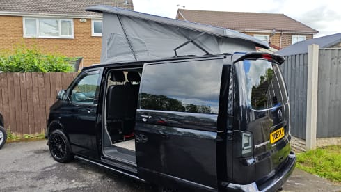 The Black Vanther  – Beautiful pop top 4 berth 4 x 4 VW Camper! 