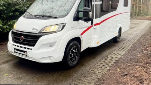 4 person Sunlight semi-integrated from 2019 AS NEW with air conditioning