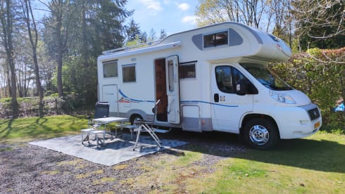 Adriaatje – 6p Adria alcove camper from 2008 The ideal family camper