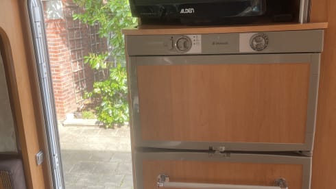 Semi-integrated camper Pilote