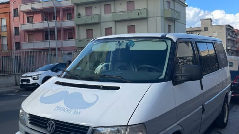 Mustaches – Camp'In Box Volkswagen T4