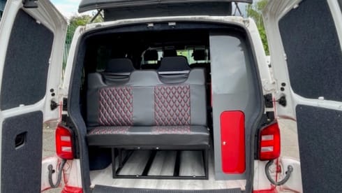 Reddy – VW Transporter MANUAL Pop Top 4 Berth