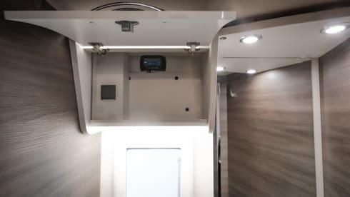 Brand new, hyper-equipped 5p semi-integrated, automatic 190 hp