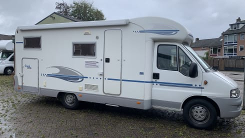 FREEDOM – 4p Adria Mobil semi-integrated uit 2006