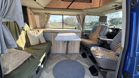 BerryBlue – 4-person Volkswagen camper from 1999 with Westfalia interior