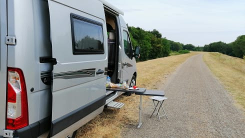 Campie – Campie - Super fun Campervan Renault Master Font Vendome 