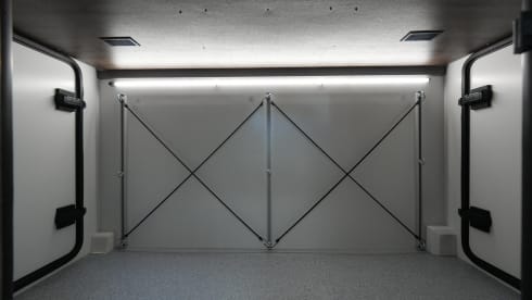 Location de camping-car semi-intégré de luxe Benimar – automatique – 5 places – 2026