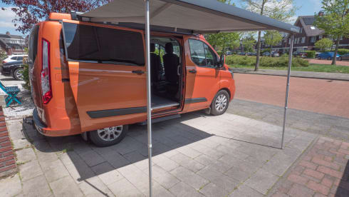 Oranje monster – Compact motorhome with room for five