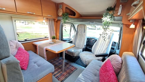 Cozy, fully equipped 4-person semi-integrated camper.