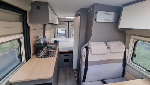Luxe LMC buscamper voor twee met automaat en panoramadak