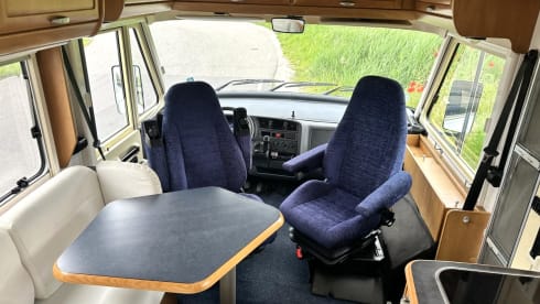 Compleet uitgeruste Hymer vast bed airco zonnepan. 