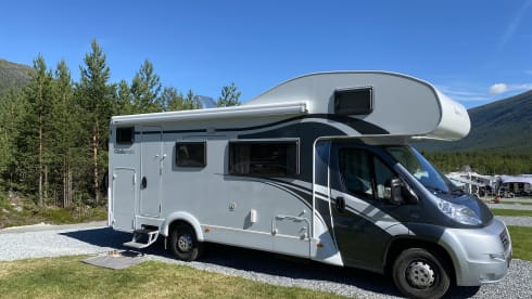 De Glucksmobil! – 6 person family camper Alcove