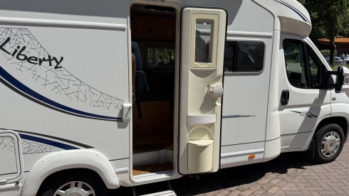 LMC Liberty Ti 662 - 4 Persons - 2x Air Conditioning - Semi-integrated
