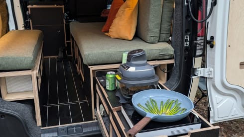 Juniper – Camper ecologico Kia PV5 elettrico su misura a Edimburgo | Ohm Campers