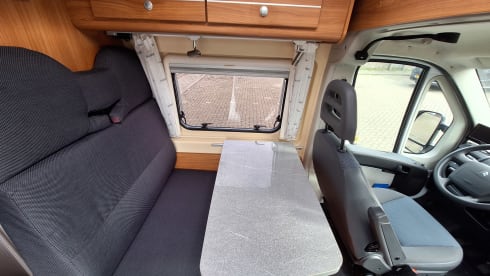 Compact and cozy 2-person Citroën Jumper Globecar bus from 2015