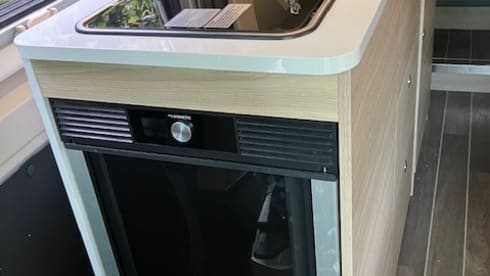 Fiat Ducato 2022 robuste avec benne longitudinale, autonome en énergie.