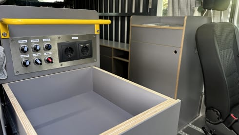 Bertus – Mercedes Sprinter 519CDI 3.0 V6 (191 hp) Automatic Bus Camper – B driving license –