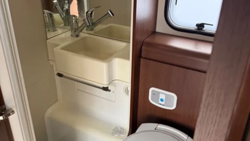 Mikey – 6 bed / 6 seatbelt Motorhome - let’s go on a road trip