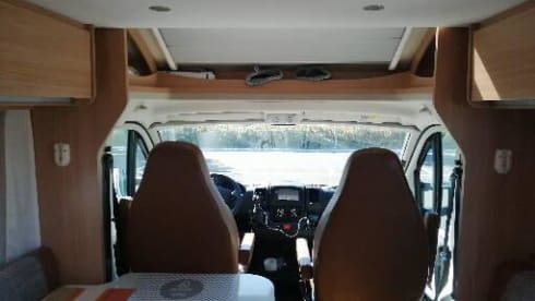Wohnmobil Teilintegriert mit Einzelbetten und Hubbett  – Sunlight T68