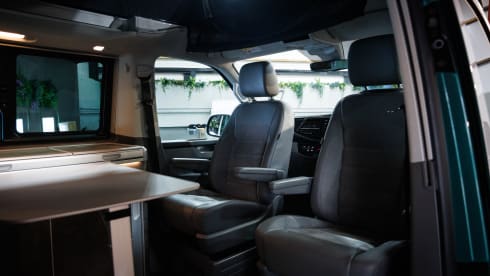 Luxury Camper – 4 Schlafplätze Volkswagen Transporter T6.1 LWB 150 PS S-Auto Campervan 2024