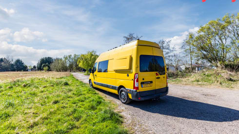 Extra high luxury off-grid camper for 2 adults and 1 child 