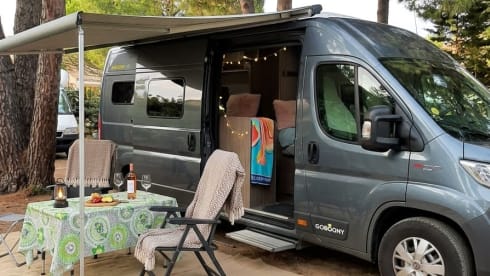 Luxe  HYMER buscamper met lengtebedden.