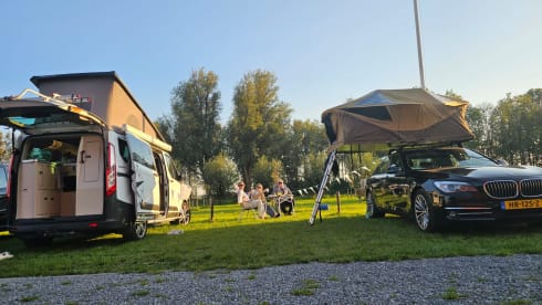 Happy Bimmer Rooftop Tent – Reliable BMW 740d with very large Thule roof tent and complete inventory