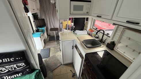 Kit – Fully loaded low mileage all-terrain motorhome