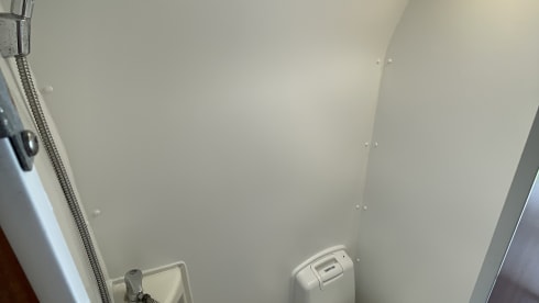 Camper Citroën Relay 2 del 2012 dotato di doccia e servizi igienici a bordo