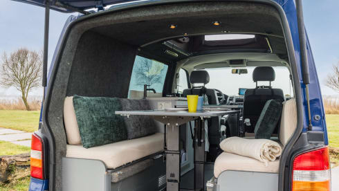 2p Volkswagen campervan uit 2003