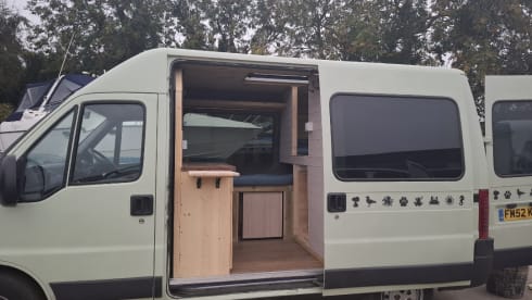 Betty Boxer – 3 berth Peugeot campervan from 2003