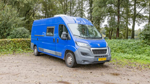 Ollie – Comfortable, attractive 2 person bus camper