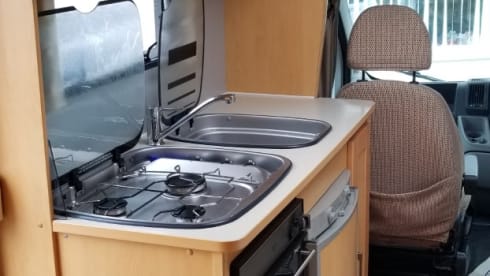 Nicky – Adventure and comfort in 'Nicky' the 6 berth luxury motorhome!